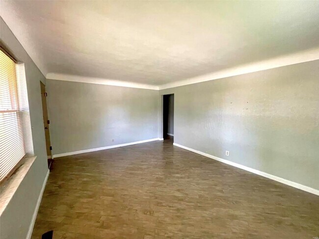 Building Photo - 1242 Express Dr