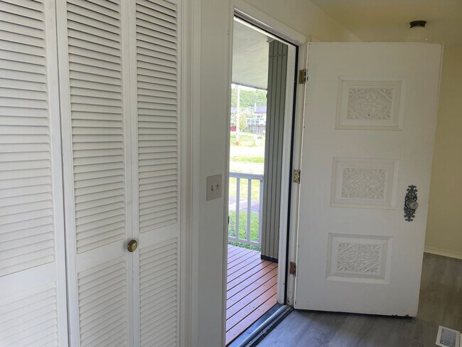 Building Photo - Spacious Admirals Cove Home with Recent Up...