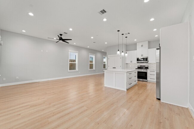 Foto del edificio - 6480 T C Jester Blvd