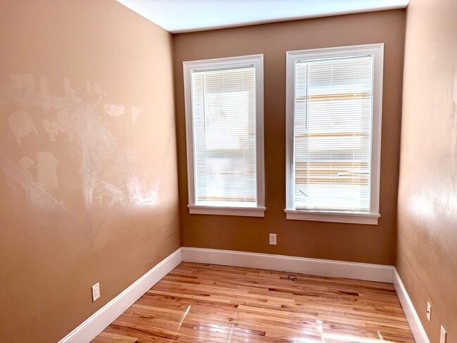 Foto del edificio - WOW!  MODERN 4 BED/2 BATH IN BRIGHTON - CENTRAL AIR, LAUNDRY IN-UNIT