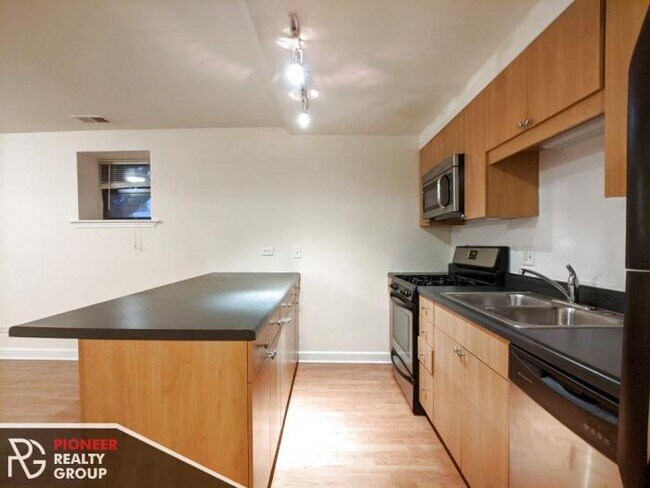 Building Photo - 3 bedroom in CHICAGO IL 60647