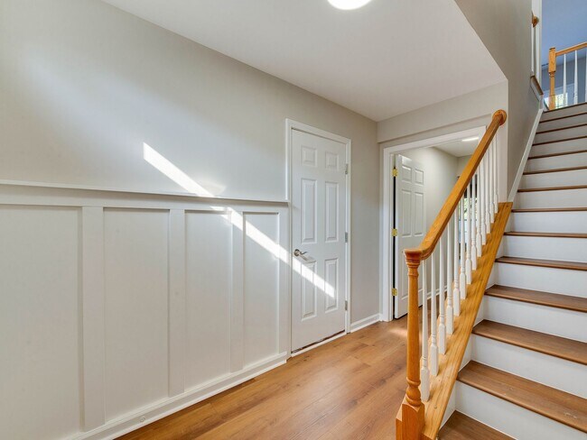 Building Photo - Recently updated and stunning townhome in the Mallard Glen subdivision.