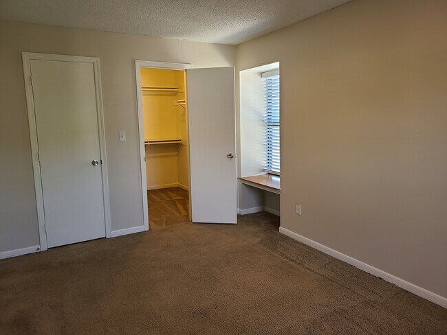 Foto del edificio - Randall Court Apartments