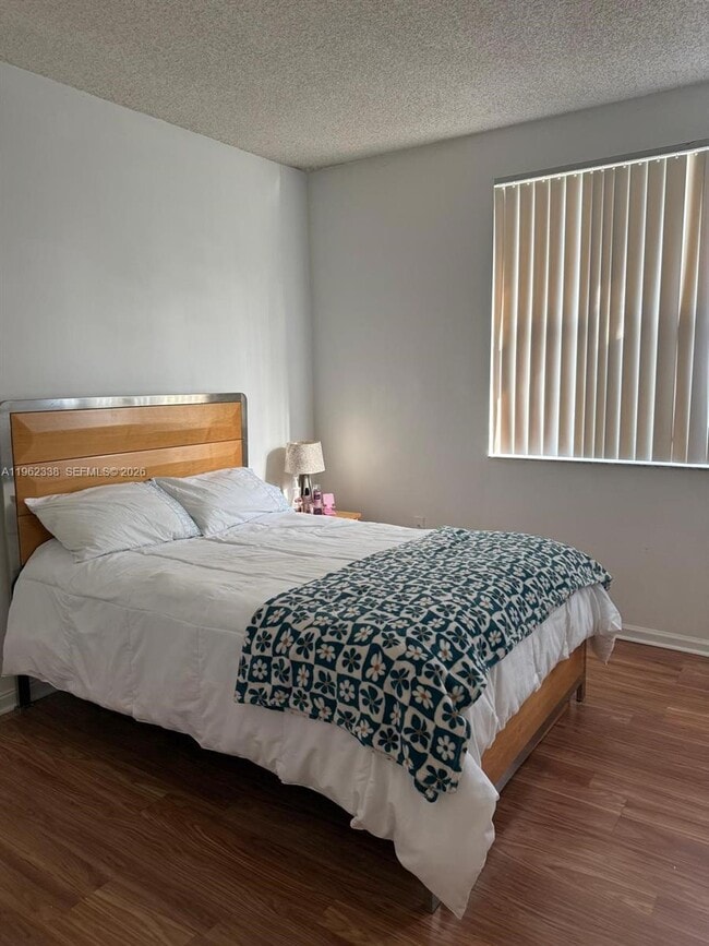 Foto del edificio - 17145 N Bay Rd