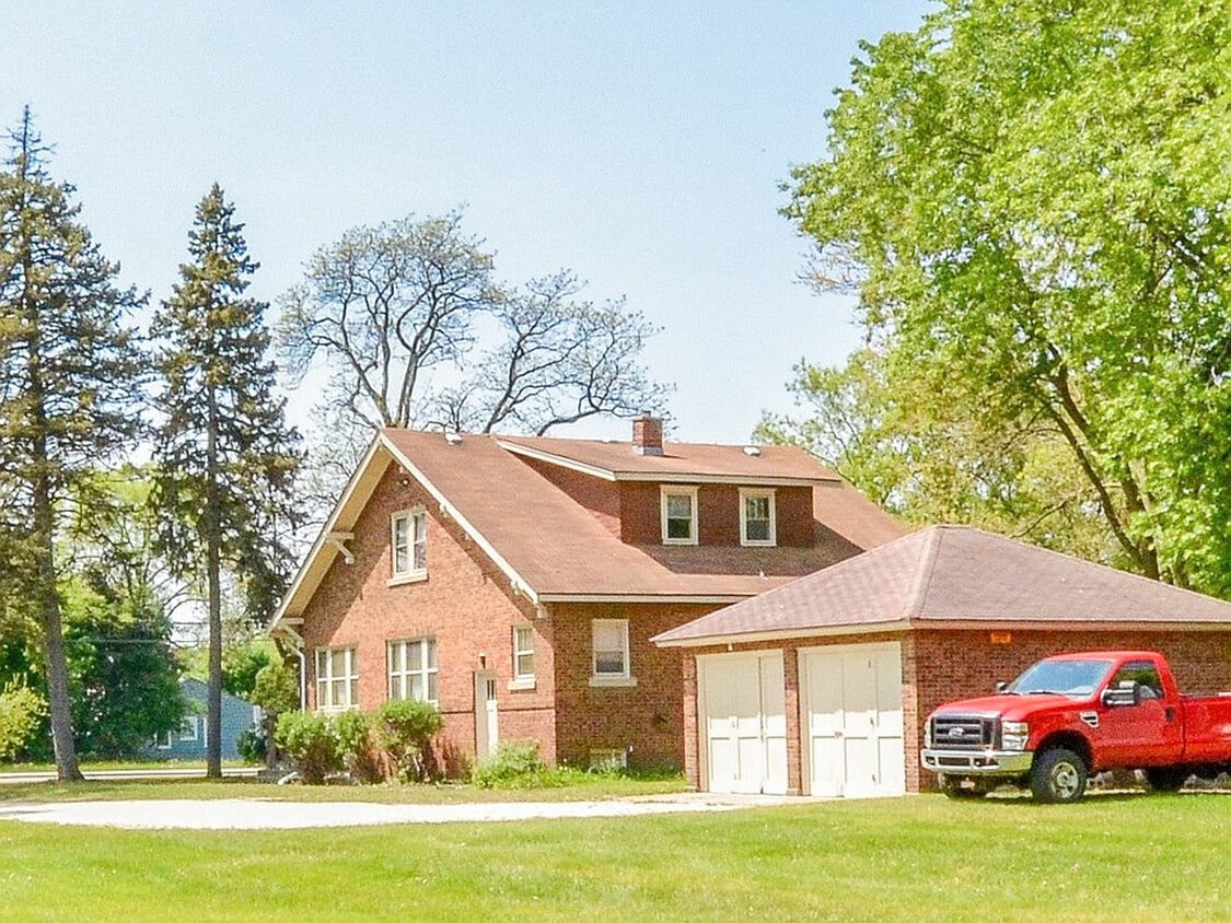 128 W Washington St, Round Lake, IL 60073 House Rental in Round Lake