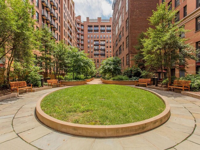 Foto del edificio - Lavish 1 BR/1 BA in Penn Quarter!