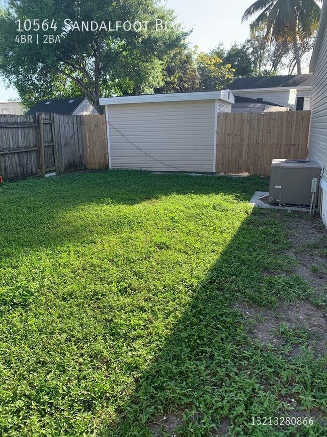 Building Photo - Beautiful 4/2 spacious fenced backyard Mob...