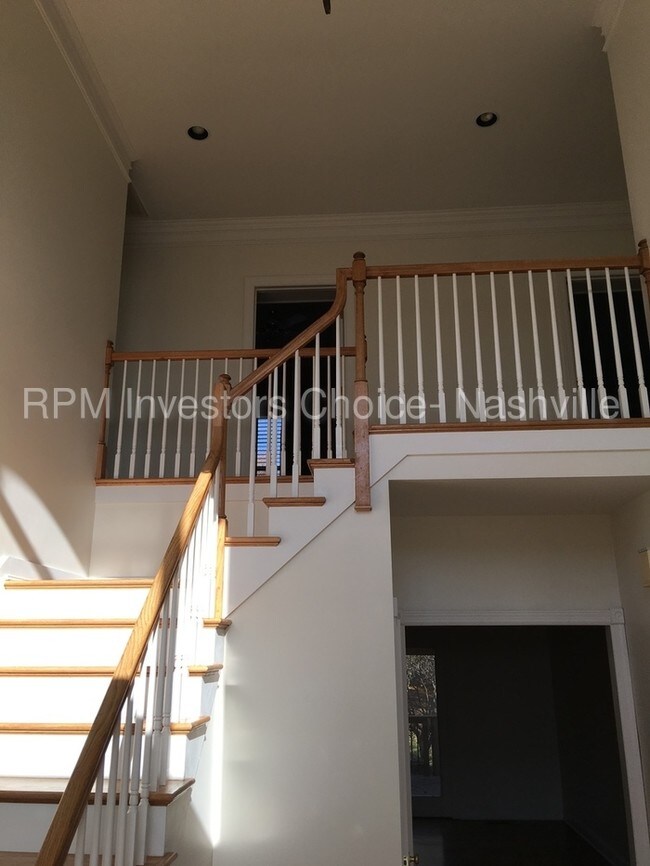 Building Photo - Executive 5/5 Home in Brentwood!