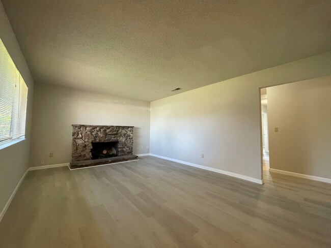 Foto del edificio - Updated 3-Bedroom, 2-Bathroom Single-Story...