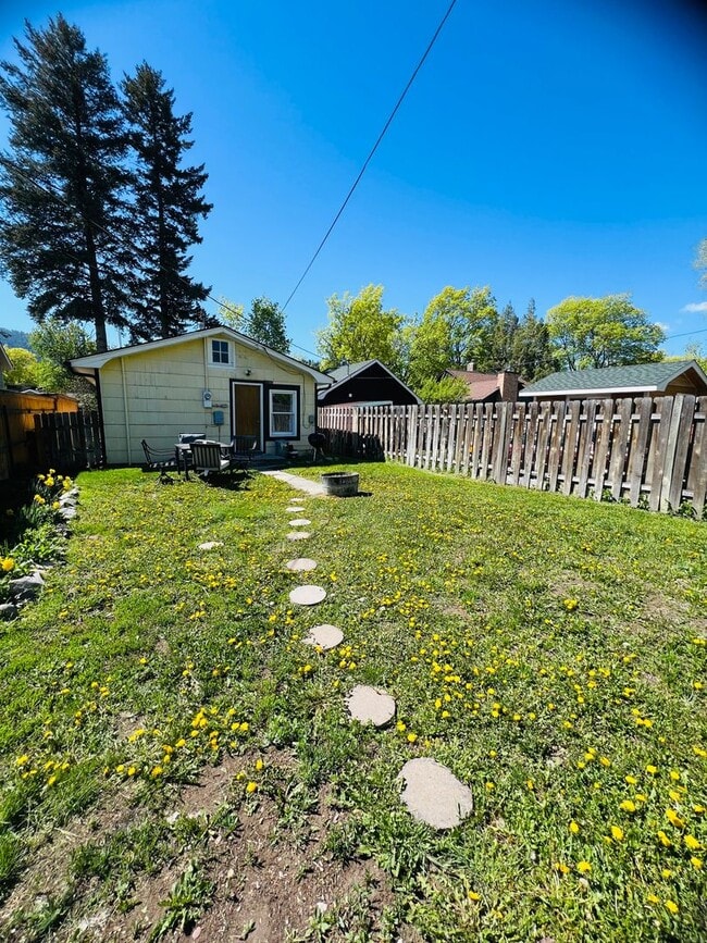 Building Photo - Beautiful 2-Bedroom Home Near UM with Spac...