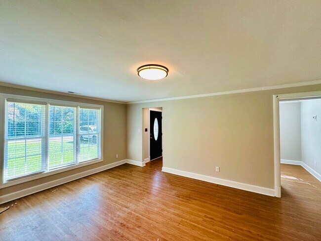 Building Photo - WILSHIRE BLVD - 3 Bedroom + Flex Space - minutes to UNCW!