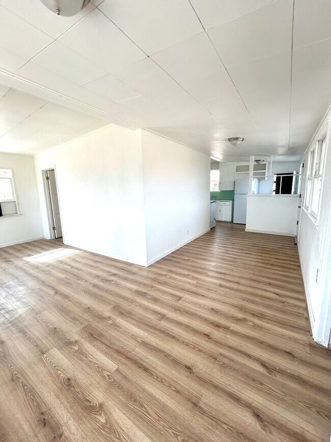 Building Photo - Eclectic 2 Bedroom 1 Bathroom Home