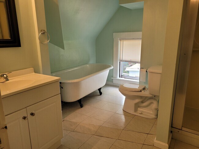bath - 596 Crosby St