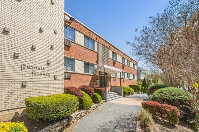 Foto del edificio - 4465 MacArthur Blvd NW