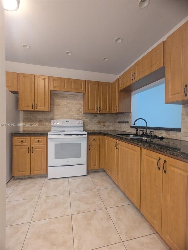 Foto del edificio - 448 Lakeview Dr