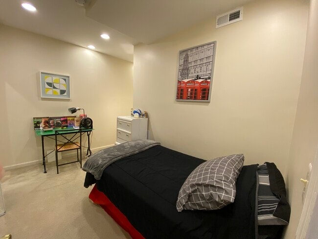 Foto del edificio - 5102 Warren Plz NW