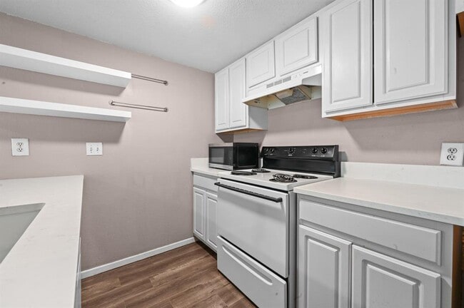 Building Photo - 2124 Burton Dr