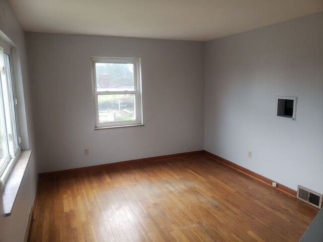 Building Photo - 4 bed 1 bath home in Carrick ready for mov...
