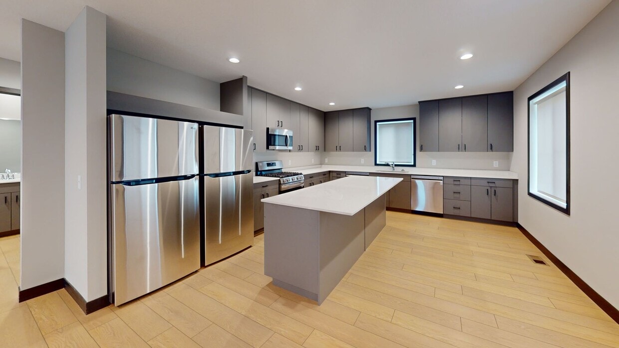 Primary Photo - 8 Bed 4 Bath Single Family House !