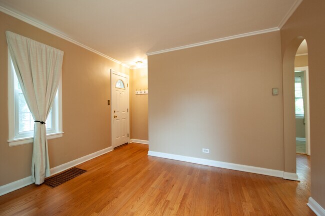 living room - 242 N Delphia Ave
