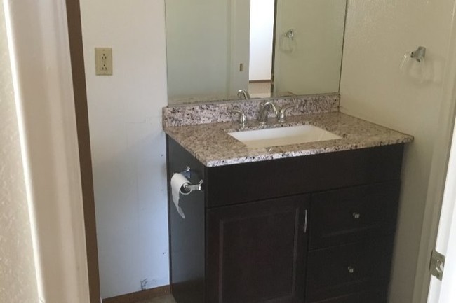 baño - 627 S Sierra Ave
