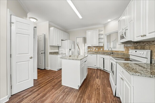 Foto del edificio - 2713 Denbel Cir