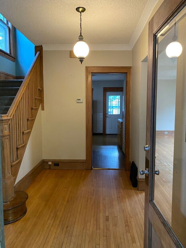 Building Photo - Large Como 5 Bedroom- Sept 2025!  Huge Liv...