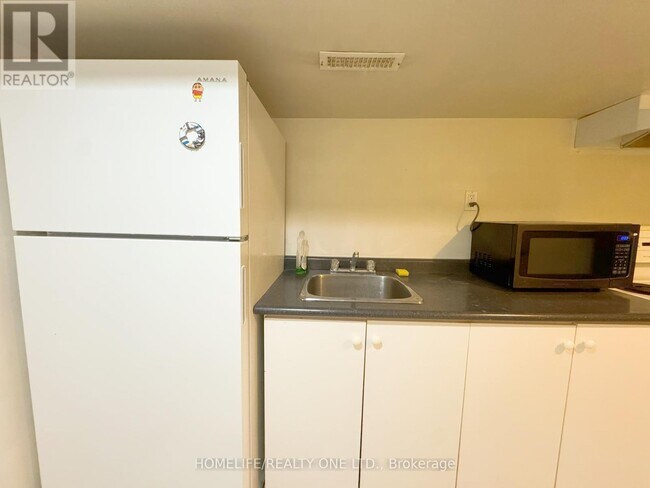 Building Photo - 428 Westmoreland Ave N