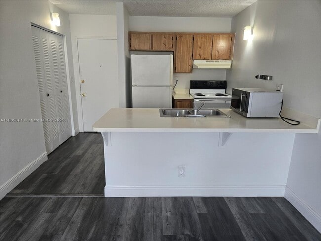 Building Photo - 2701 Riverside Dr