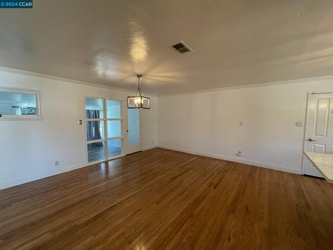 Building Photo - 55 Crescent Ln