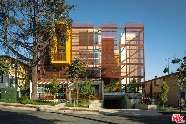 Primary Photo - 1342 N Hayworth Ave
