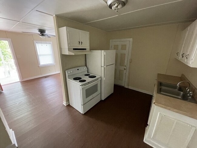 Building Photo - one bedroom one bath