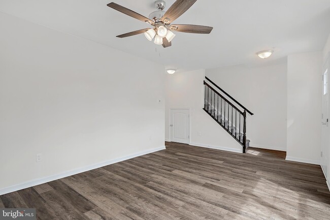 Building Photo - 327 Quincy Dr