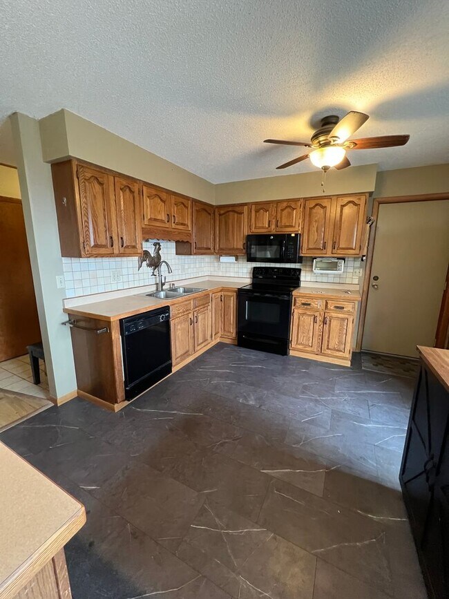 Foto del edificio - 2607 W 12th Street - Available May 8th - Short Term Rental Through October