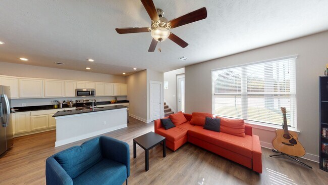 Foto del edificio - 3/2.5 Like New Townhome!