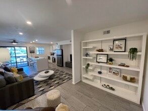 Building Photo - 5300 E Waverly Dr