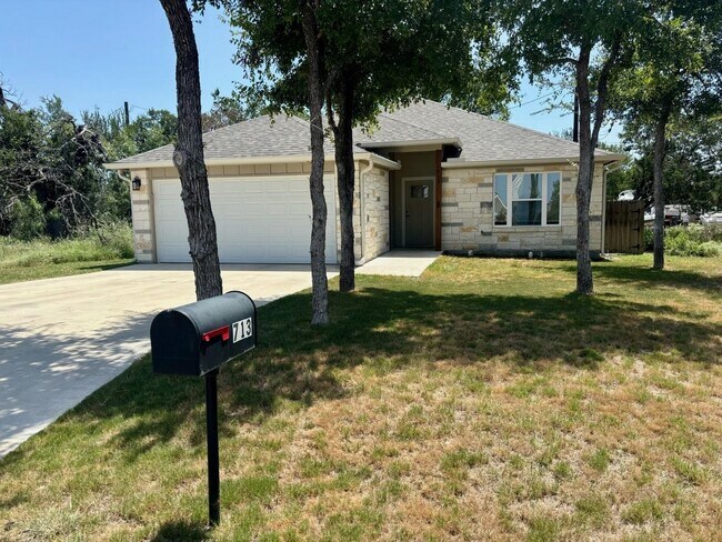 Foto del edificio - 713 Maple Ln