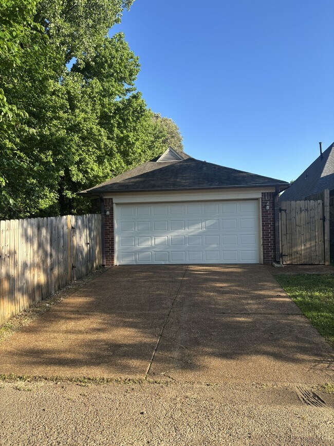 Building Photo - 7412 Brentlawn Dr