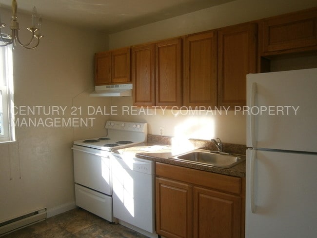 Building Photo - Great Townhome in West York Schools