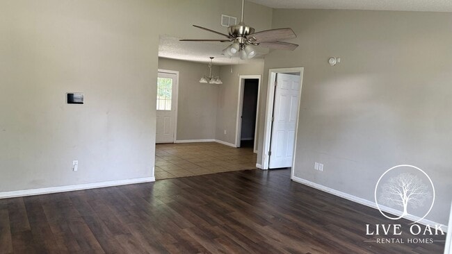 Foto del edificio - MOVE-IN SPECIAL: $500 OFF 1st MONTH'S RENT!**