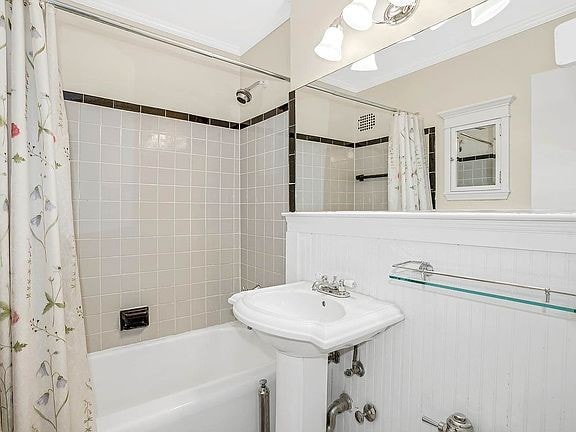 Building Photo - 141 E 55th St