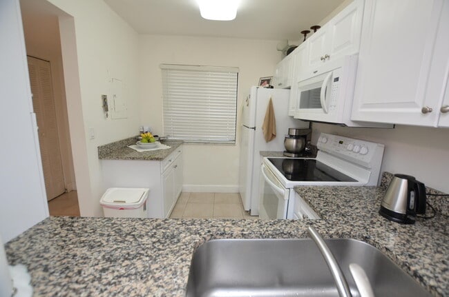 Building Photo - 6649 Somerset Dr