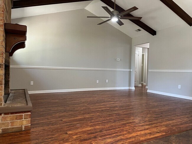 Building Photo - Great 3/2, Perfect Location