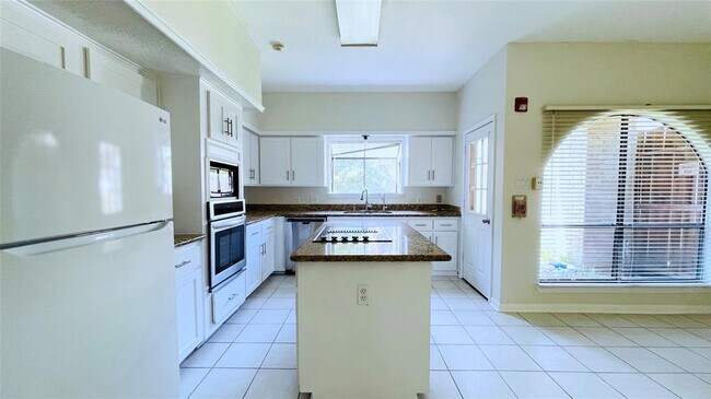 Building Photo - 2814 Stone Way Dr