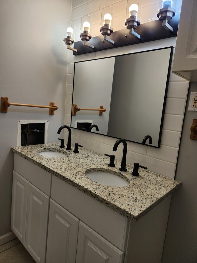 Foto del edificio - 112 Electric Ave