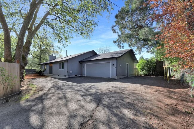 Building Photo - Updated 3 bedroom 2 bath house in a great ...