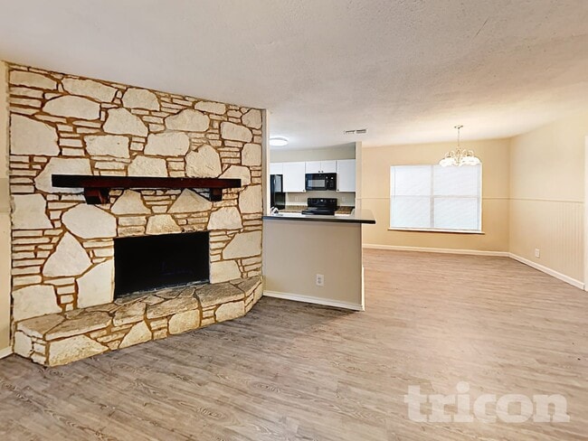 Building Photo - 827 Thornedike Dr