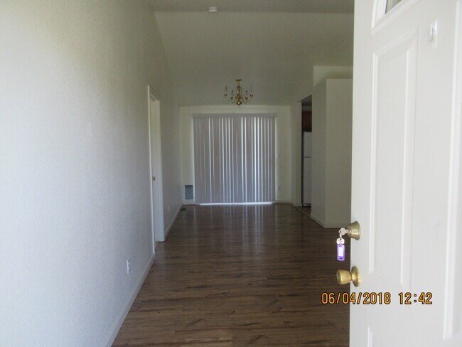 Building Photo - 1300 W Aylesbury Ct