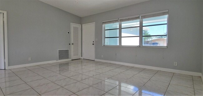 Building Photo - 571 Riverside Dr
