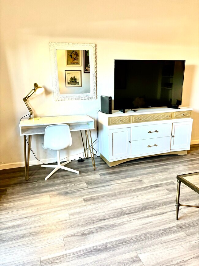 Worknspace - 357 E Thomas Rd